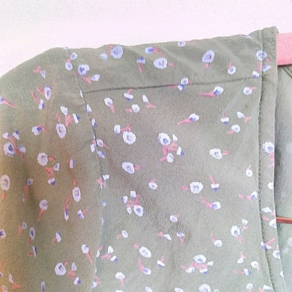 So Goods for Life Green and Blue Floral V Neck Cropped Blouse Size Small - Picture 4 of 11